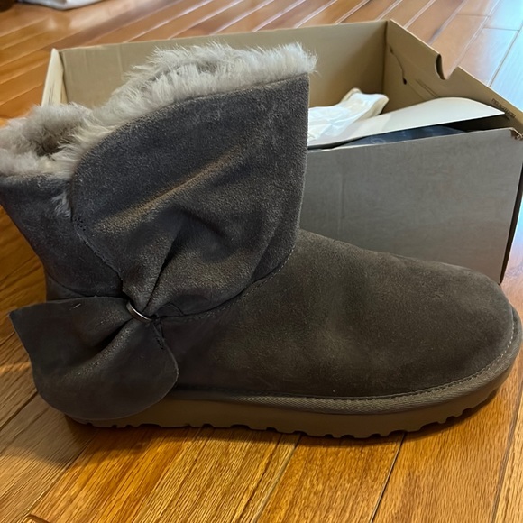 NEW UGG Boots Mini Bow Twist Gray Size 10 - Picture 1 of 10